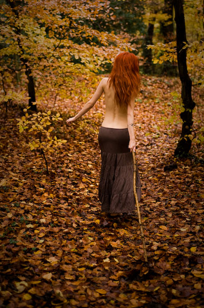 Худенькая девушка в осеннем лесу - эротика на природе