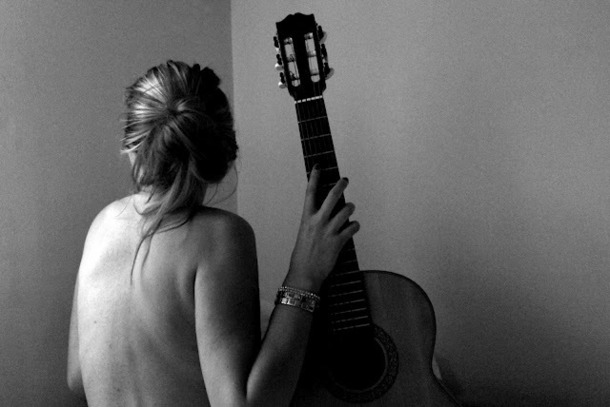 Элли позирует с гитарой в руках - порно фото