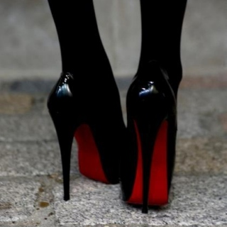 CHRISTIAN-LOUBOUTIN-black-heels-red-bott