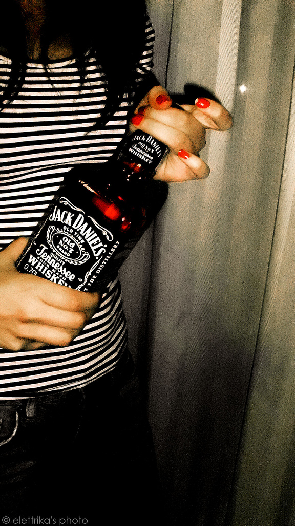 Девчонку на вечеринке выебли в жопу бутылкой Джек Дэниелс фото