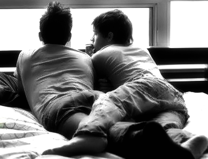 Три сексуальные мамки занимаются однополым сексом на диване