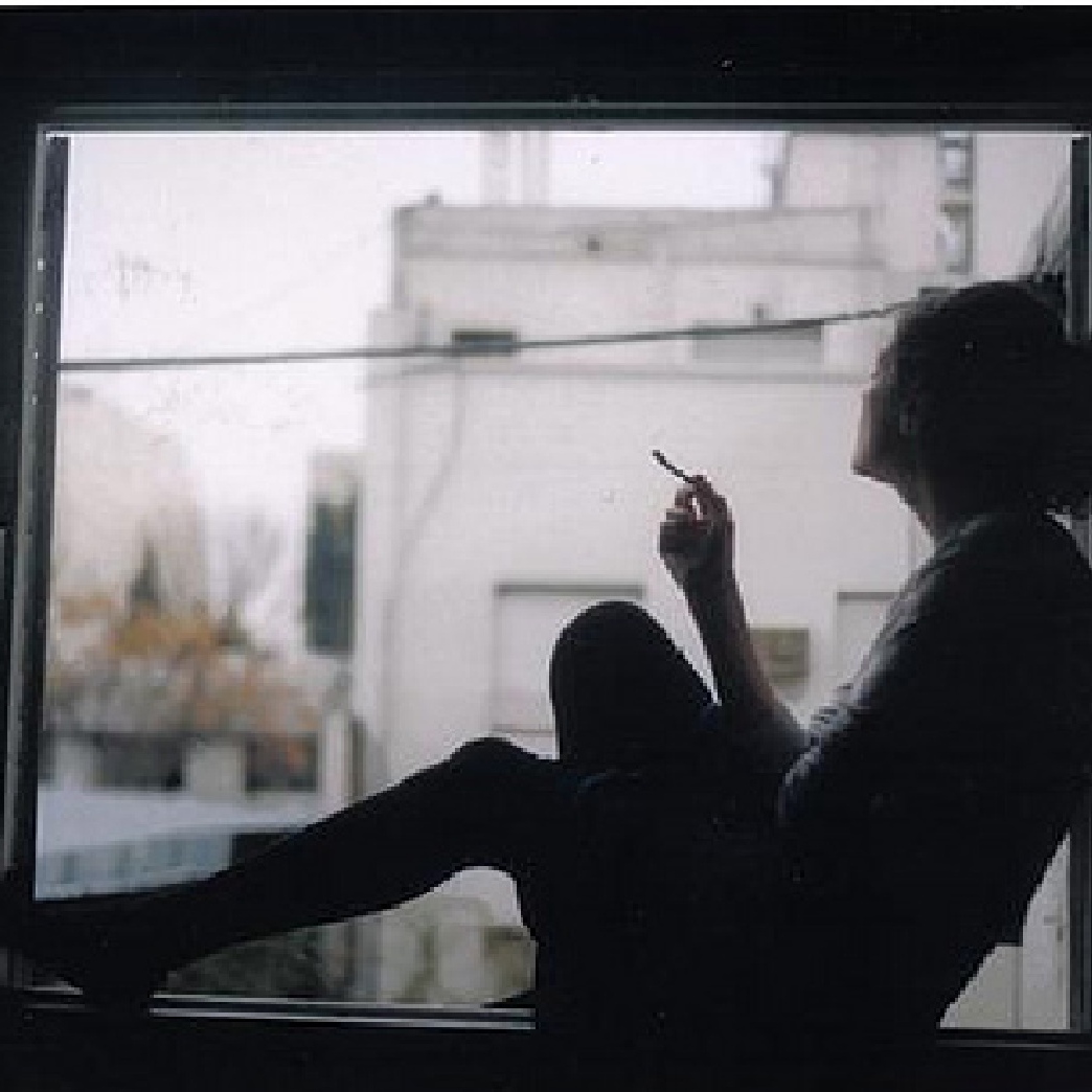 Окна первая любовь. Человек у окна с сигаретой. Девушка с сигаретой у окна. Человек на подоконнике. Парень сидит на окне.