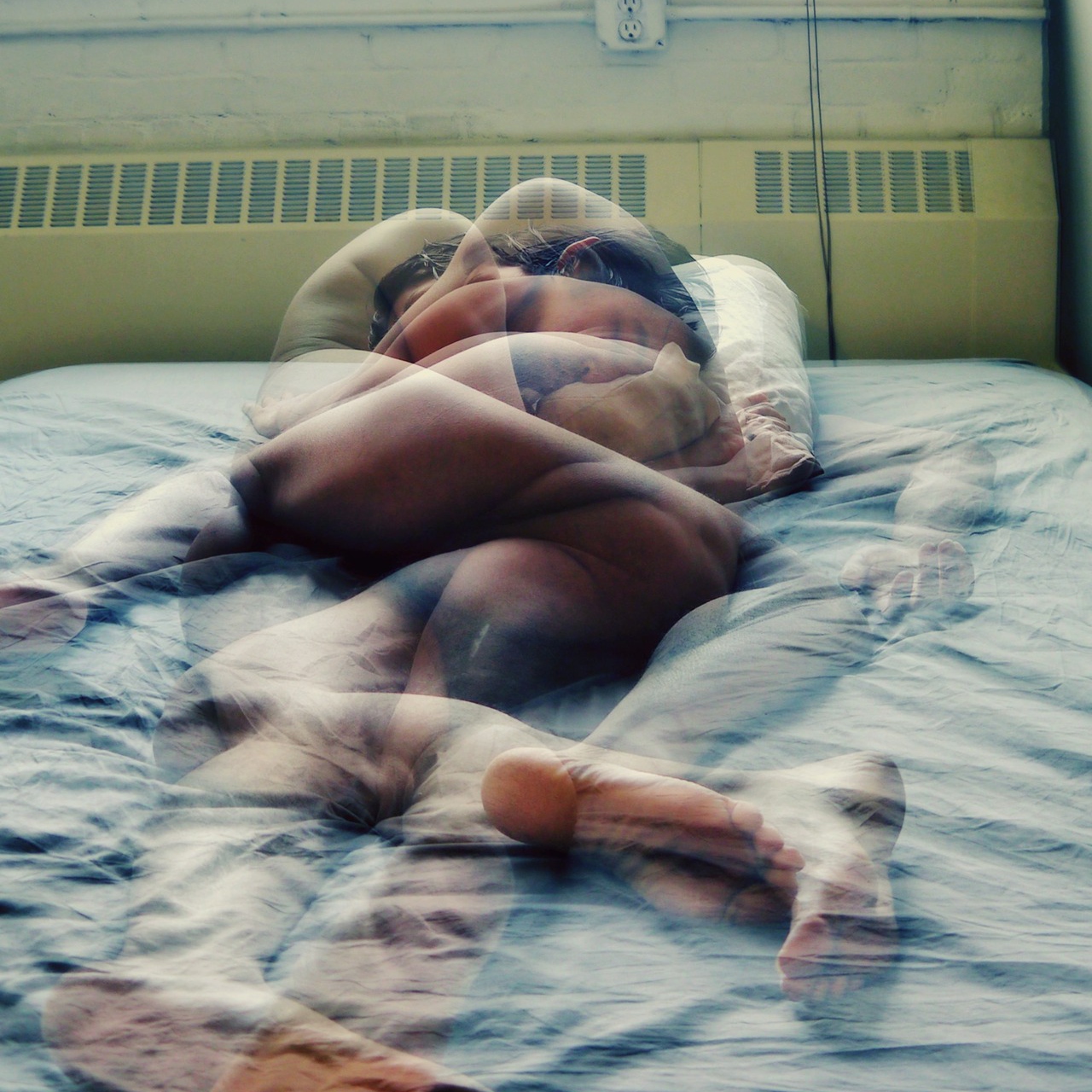 Спят вместе в постели. Просыпаться вместе. Парень лежит в постели. Проснуться с любимым.