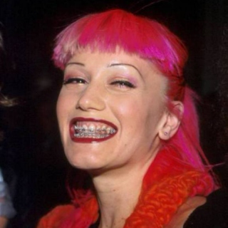 "i liked her in that pink hair awkward braces stage too tho"