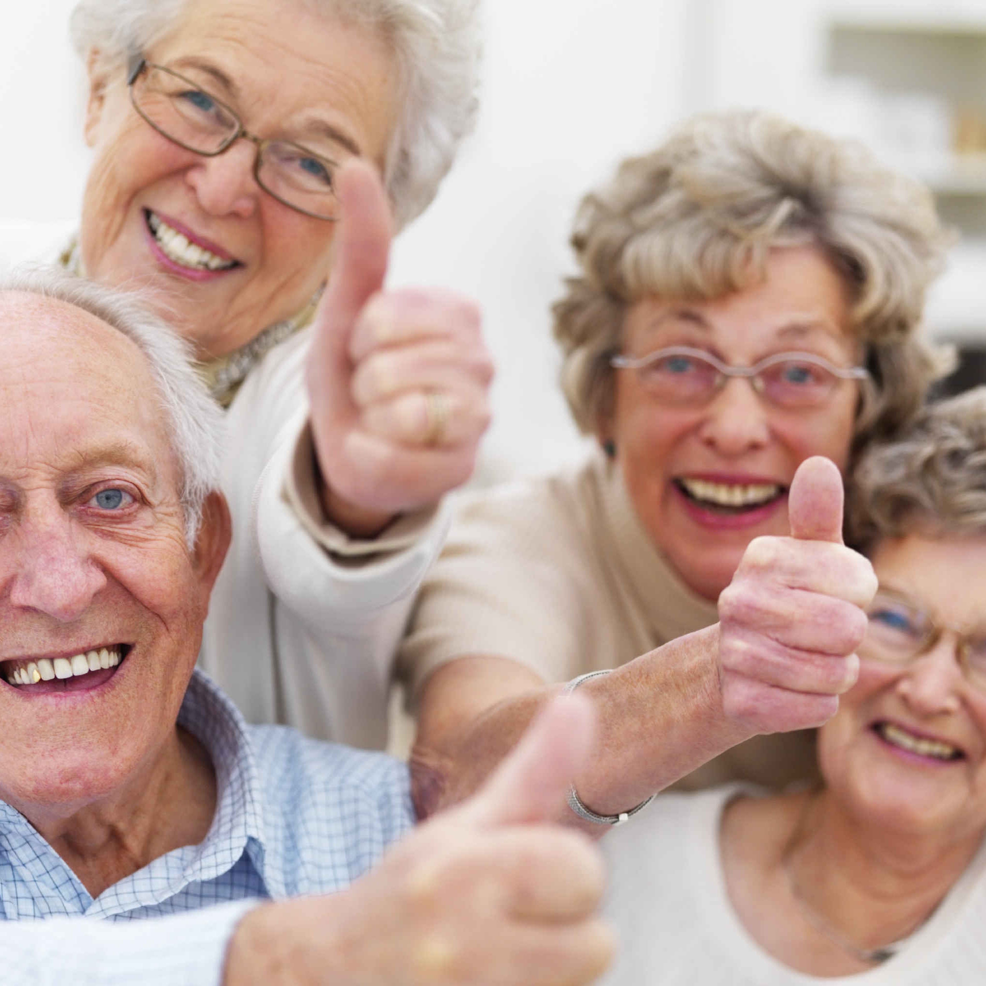 Радоваться бабушке. Пожилые люди. Веселые пожилые люди. Веселые пенсионеры. Пожилые люди улыбаются.