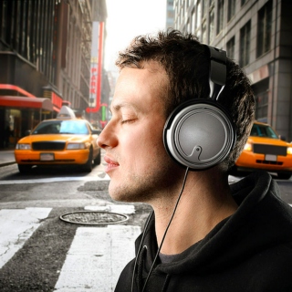 Through your headphones - A través de los audífonos