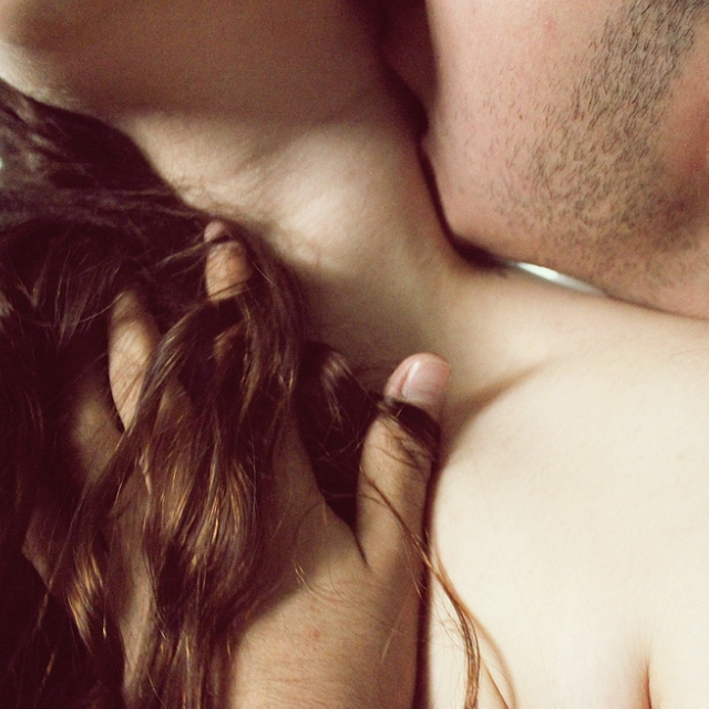 Красивый поцелуй груди