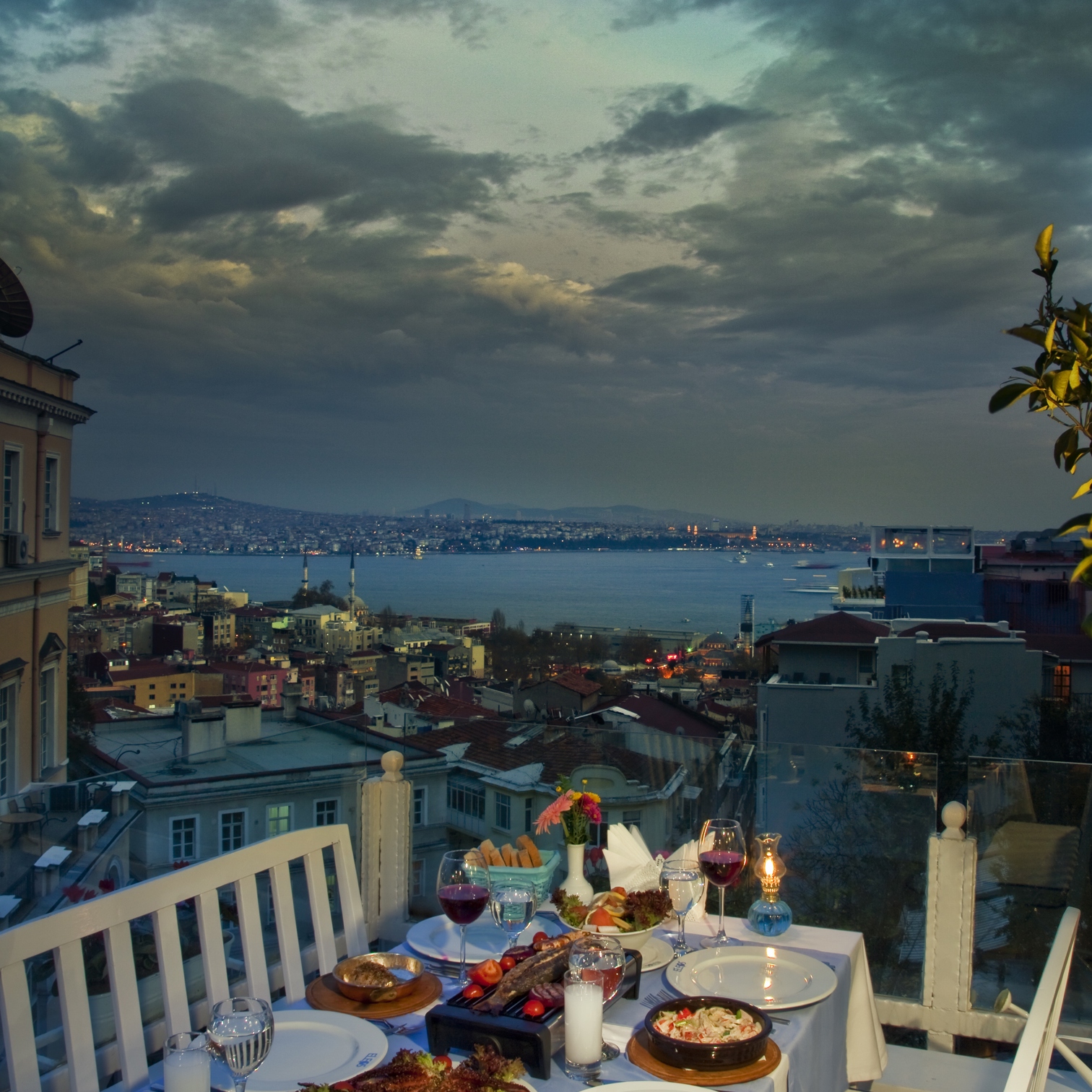 Террасы стамбула. Eleos Restaurant Стамбул. Eleos Бодрум. Стамбул кафе с видом на Босфор. Фарос ресторан Бейоглу Стамбул.