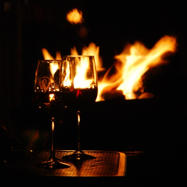 Бокал вина огонь. Камин вино. Камин огонь вино. Ночь камин вино. Камин ночью.