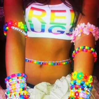i know this pretty rave girl. 