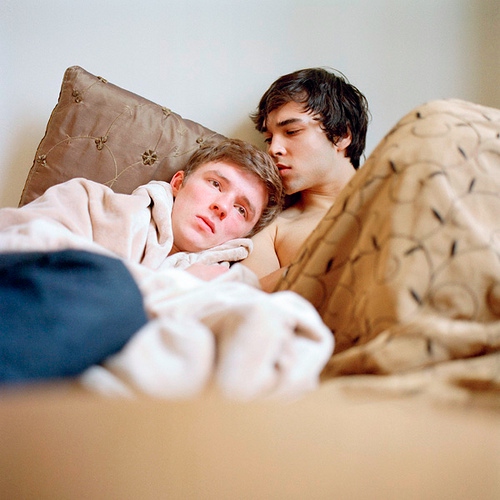 Мужчины спят вместе. Кровать для подростка. Мальчики обнимаются в кровати. Мальчики спят в обнимку. Кровать для мальчика.