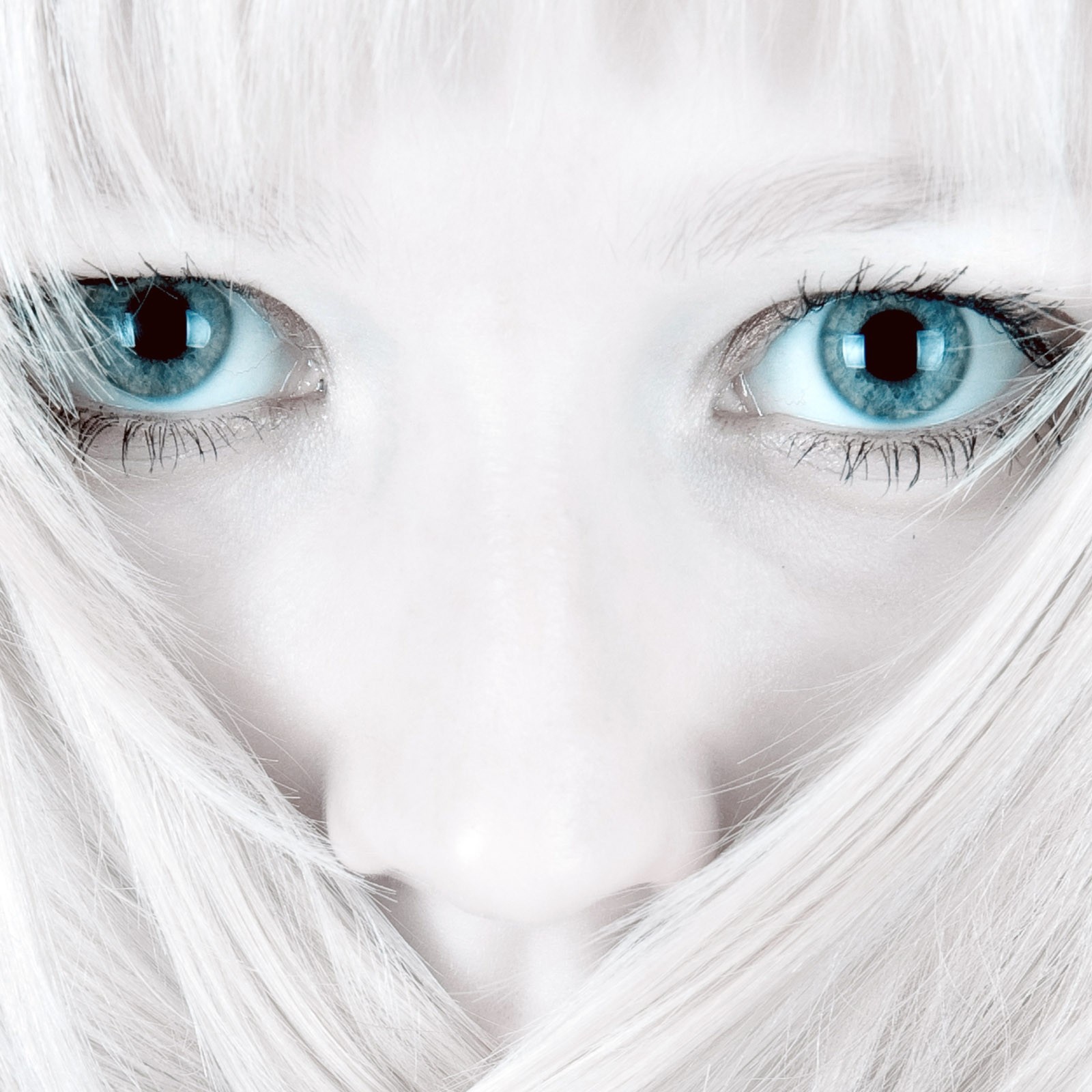 Другой голубой. Женщина с белыми глазами. Белый цвет глаз. Белые глаза у человека. Бело голубые глаза.