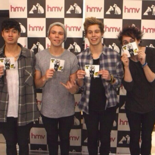 Chilling With 5SOS(◠‿◠✿)