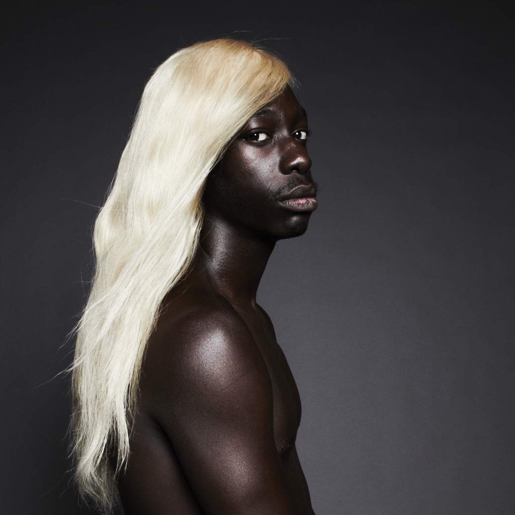 Афроамериканец блондин с длинными волосами