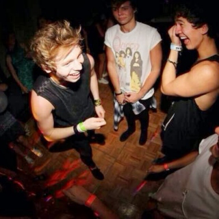 PARTY WITH 5SOS