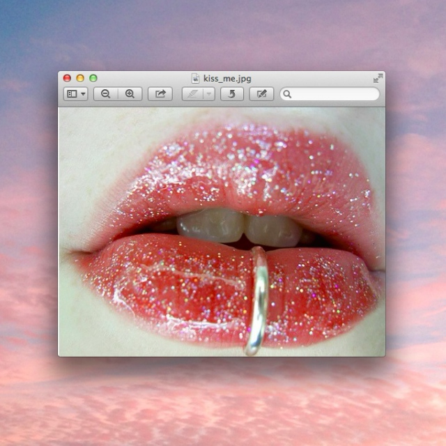 glitter kisses ･*:･ﾟ✧*･ﾟ✧ 