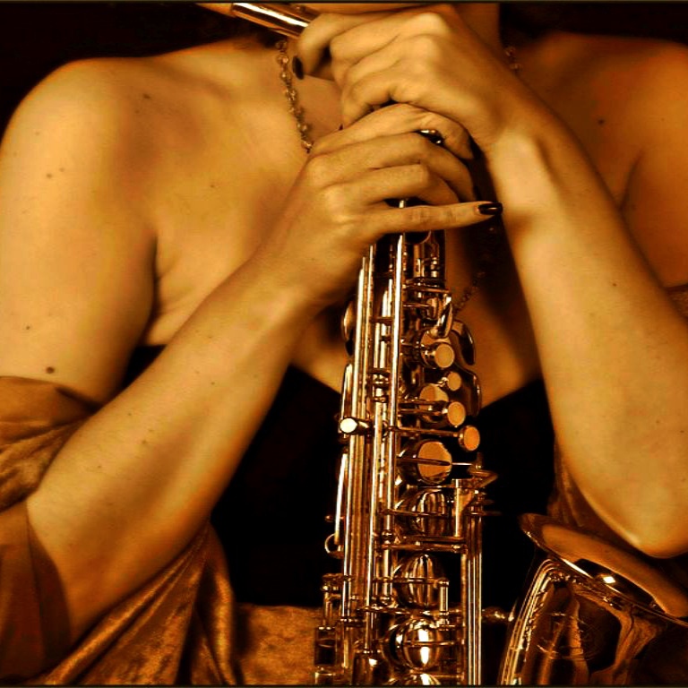 Музыка саксофона играют девушки. Женщина с саксофоном. Женщины саксофонистки. Саксофонист живопись. Девушка саксофонистка.