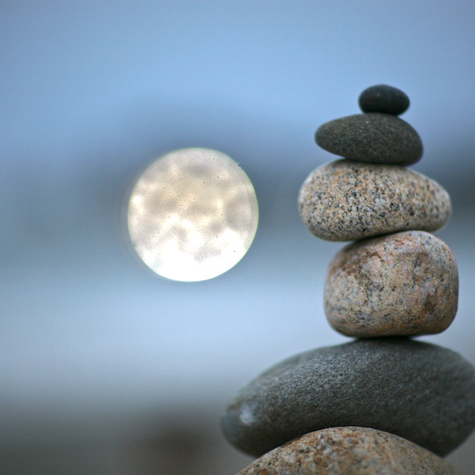 Равновесие сайт. Камни равновесие. Равновесие из камней. Камушки равновесие. Камни друг на друге равновесие.