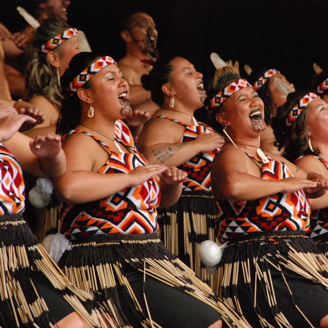 New zealand traditions. Новая Зеландия Маори. Маори женщины. Племя Маори в новой Зеландии. Танец Маори.