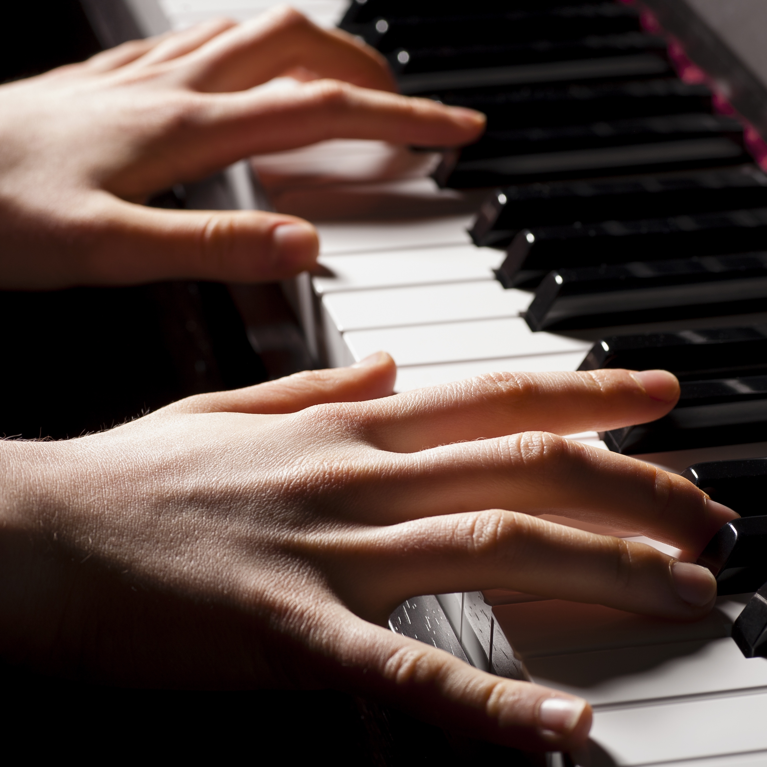 На клавишах тургенева. Руки пианиста. Пальцы пианиста. Руки на клавишах пианино. Руки на фортепиано.