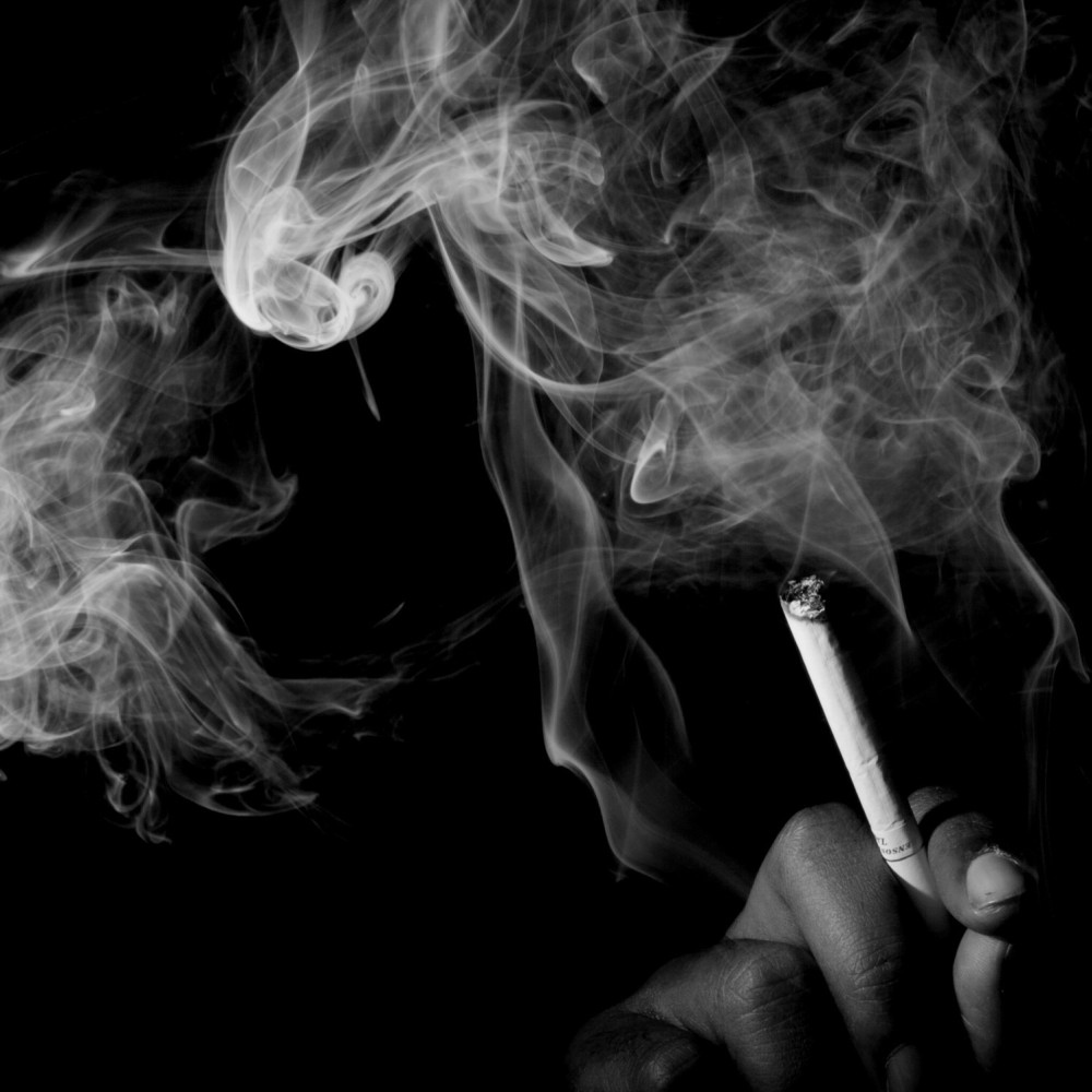 Вновь сигарета. Сигаретный дым. Дымящаяся сигара. Красивый сигаретный дым. Дым от сигарет.