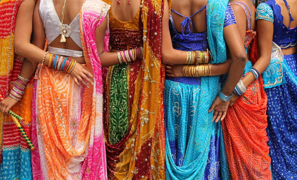 Какого цвета индия. Индийские цвета. Цвета Индии. Купальник в индийском стиле. Юбки женщин в индийском стиле.