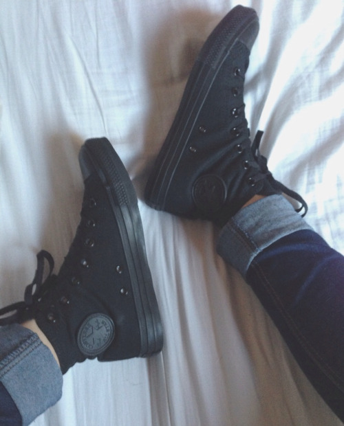black converse with jeans