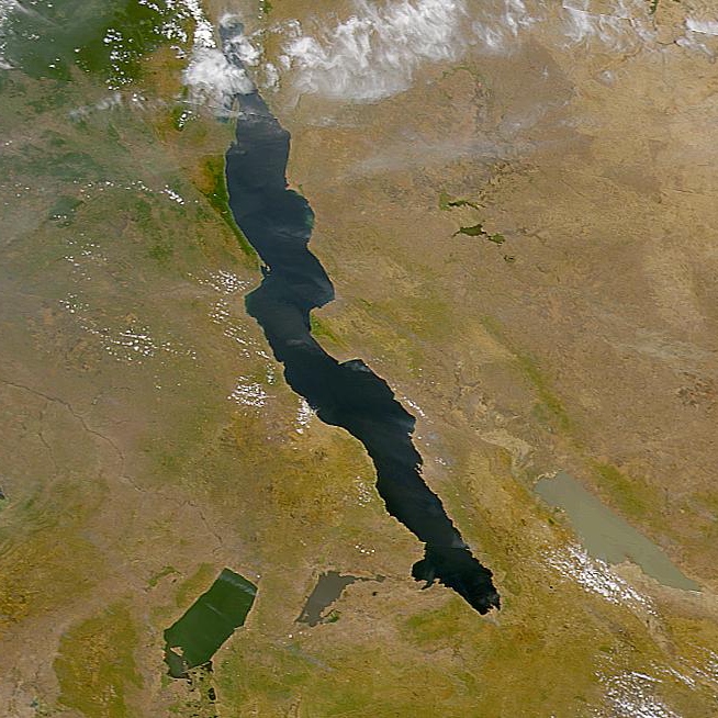 Почему все глубокие озера в восточной африке. Танзания озеро Танганьика. Озеро Танганьика из космоса. Космоснимок озера Танганьика. Тип озера Танганьика.