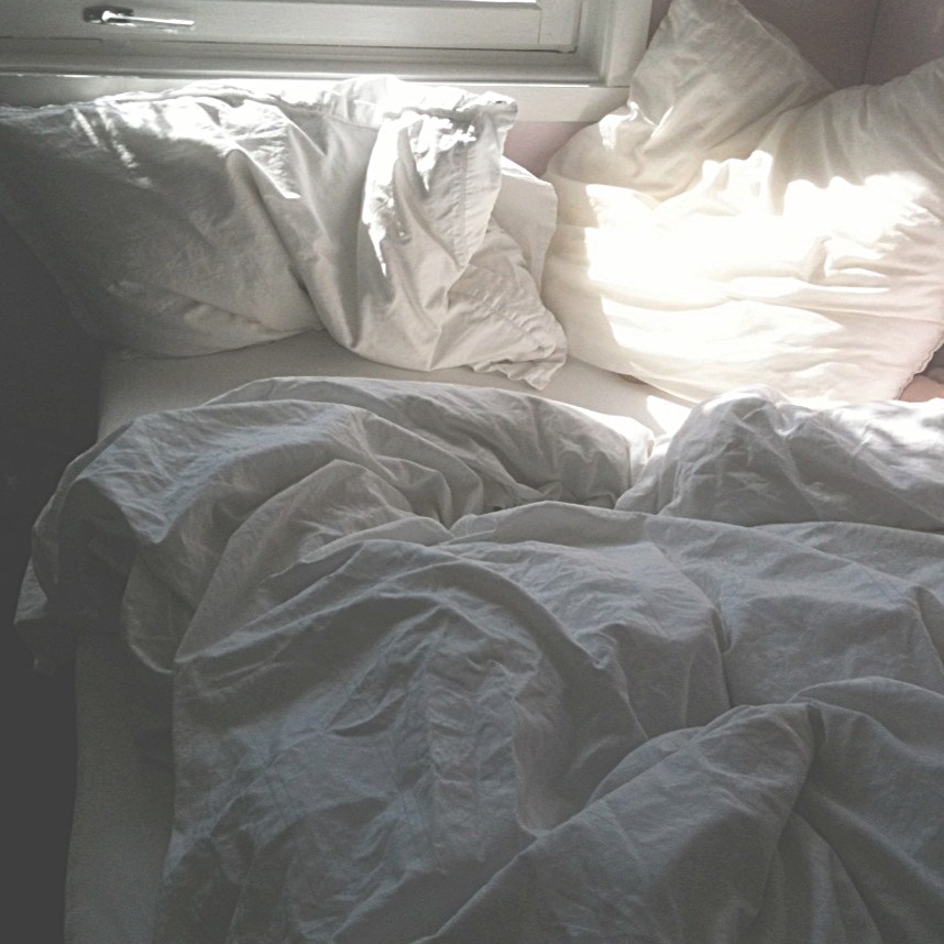 Смятая белая постель. Смятая постель. Кровать сверху. Смятая кровать. Кровать с одеялом вид сверху.