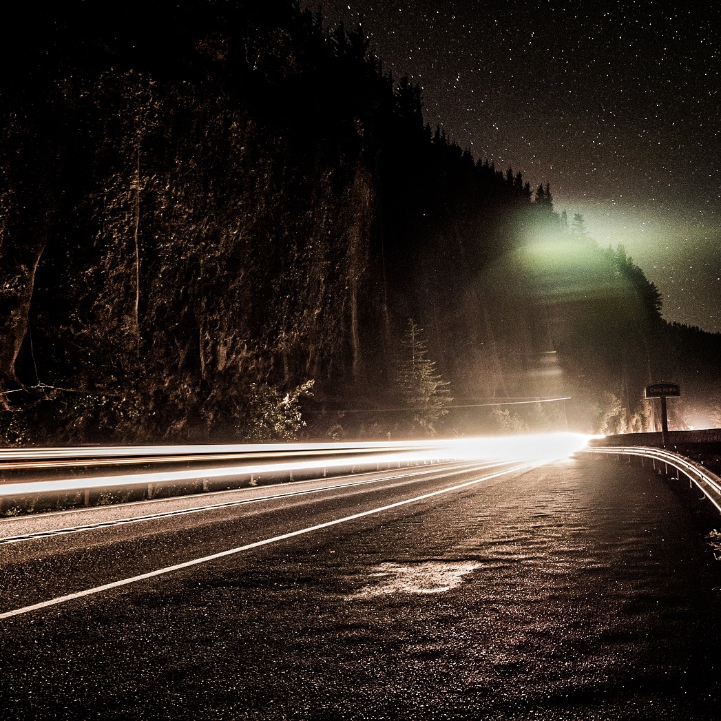 Приснилась дорога машины. Дорога ночью. Красивая дорога. Пустынная дорога ночью. Ночная трасса в горах с фонарями.